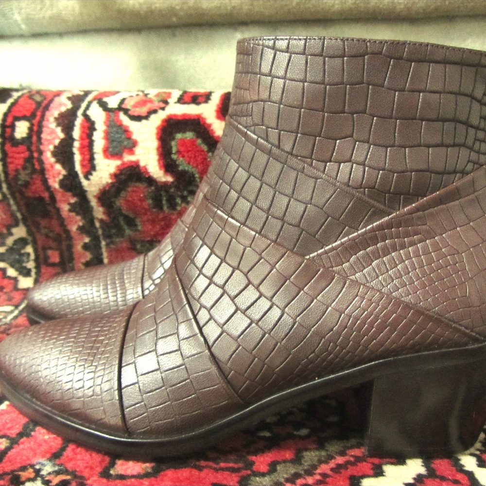 DENOUEE COFFEE BROWN CROC EMBOSSED ANKLE BOOTS 40